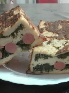 Una foto de Budín de pan lactal, espinaca, queso y salchichas
