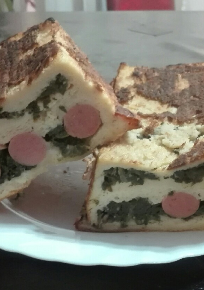 Una foto de Budín de pan lactal, espinaca, queso y salchichas