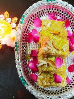 बादाम खोवा बर्फी (badam khoya barfi recipe in Hindi) रेसिपी मुख्य फोटो