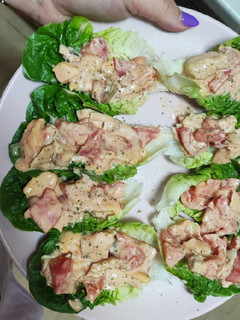 Una foto de Hojas de lechuga rellenas de pollo y mango