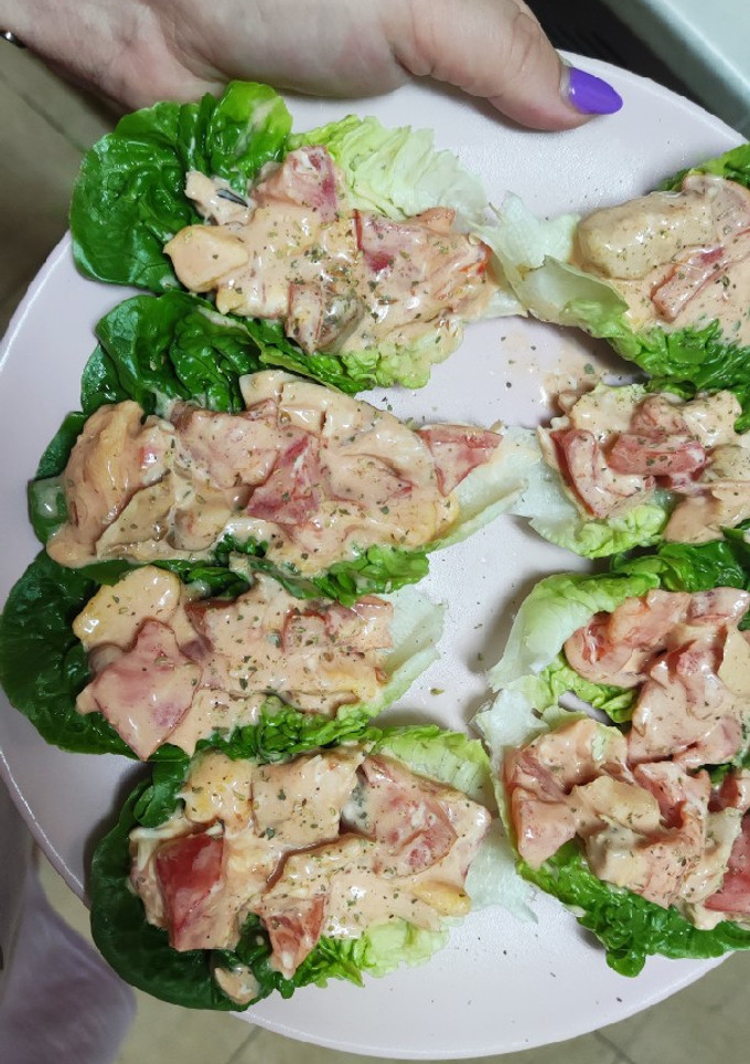 Una foto de Hojas de lechuga rellenas de pollo y mango