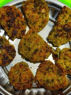 कोबीची वडी (kobichi vadi recipe in marathi) रेसिपी चे मुख्य फोटो