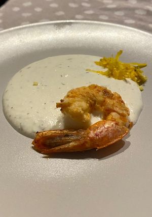 Foto di Crema di burrata al timo, zeste di limone e gamberone croccante all'arancia