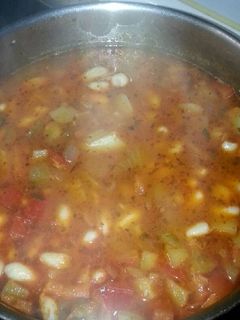 Una foto de Guiso de alubias blancas y patatas (vegano)