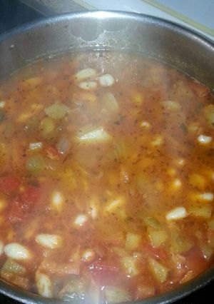 Foto principal de Guiso de alubias blancas y patatas (vegano)