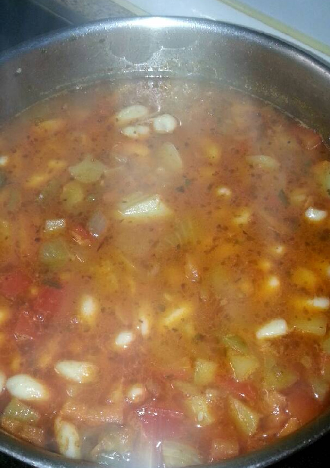 Una foto de Guiso de alubias blancas y patatas (vegano)