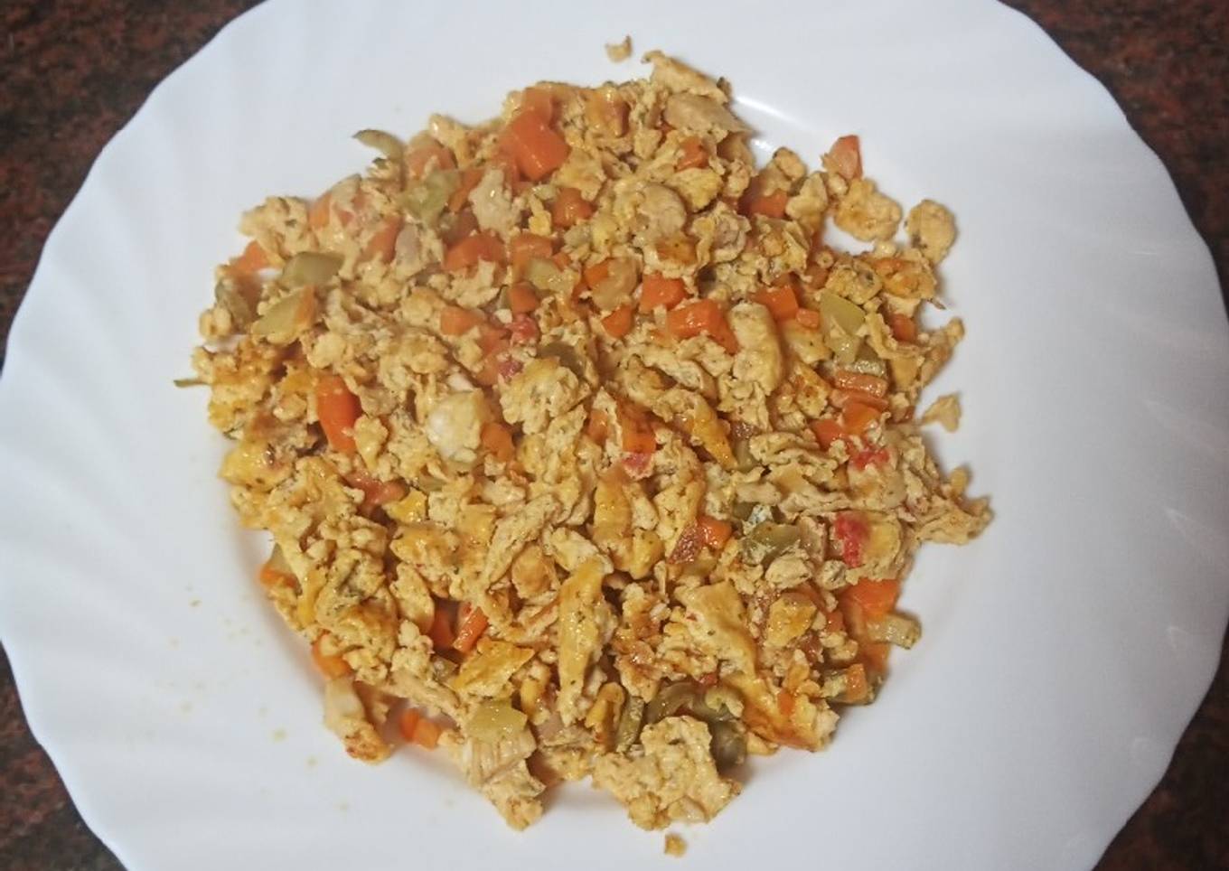 Huevos revueltos con salteado de verduras y pollo