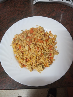 Una foto de Huevos revueltos con salteado de verduras y pollo