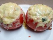 Una foto de tomates rellenos y gratinados