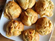 Une photo de scone au fromage