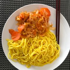 A picture of Spaghetti with vegetables.