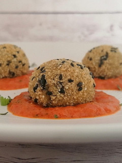 Foto di Polpette di ceci e melanzane su crema di peperoni
