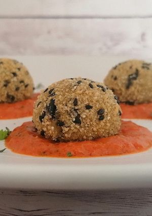 Foto di Polpette di ceci e melanzane su crema di peperoni