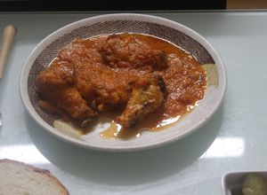 Una foto de Alitas con salsa de tomate y sandía