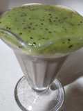 Copa café y kiwi con adorno de chocolate
