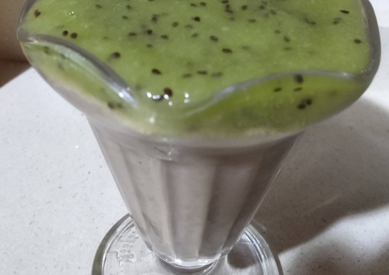 Copa café y kiwi con adorno de chocolate