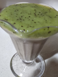 Una foto de Copa café y kiwi con adorno de chocolate