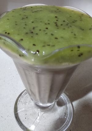 Una foto de Copa café y kiwi con adorno de chocolate