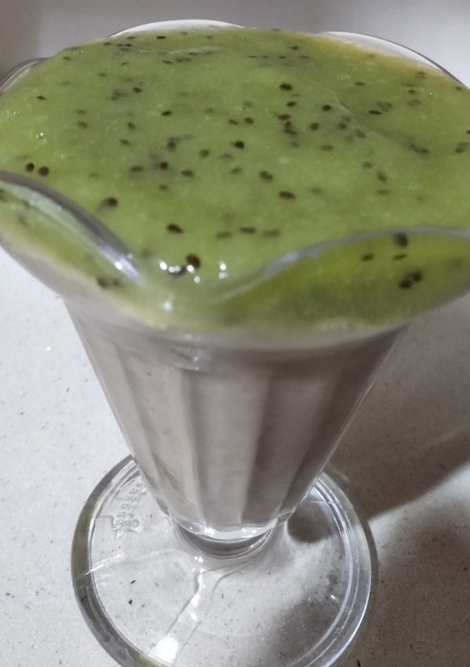 Una foto de Copa café y kiwi con adorno de chocolate