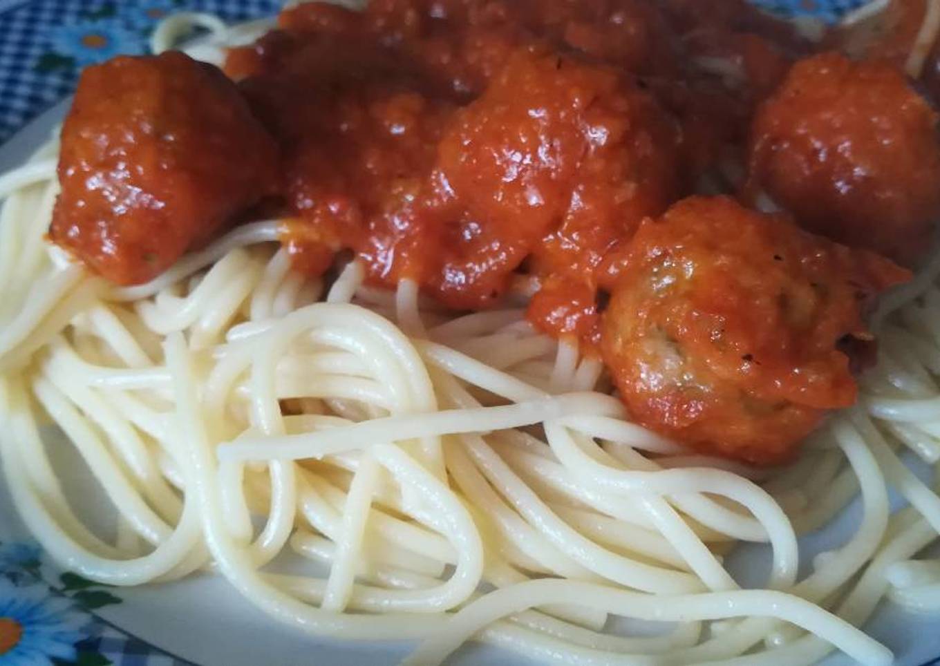 Spaguetis con albóndigas en salsa🍝