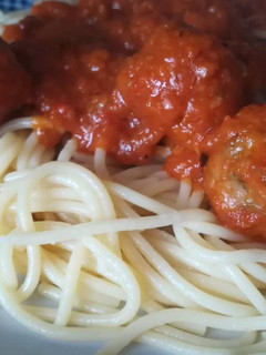 Una foto de Spaguetis con albóndigas en salsa🍝