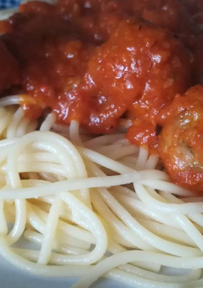 Una foto de Spaguetis con albóndigas en salsa🍝
