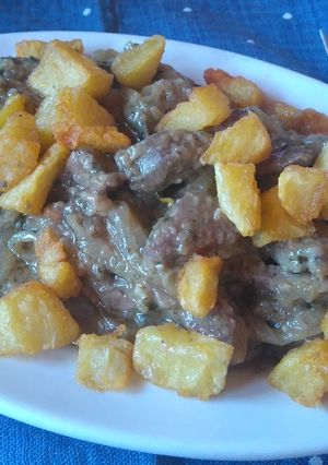 Una foto de 🍴 Higado de Ternera Encebollado🍷