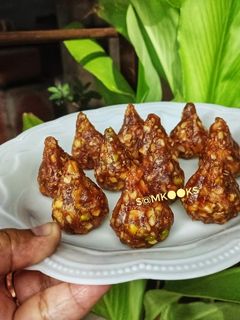मिक्स ड्रायफ्रूट मोदक (Mix Dry Fruit Modak Recipe In Marathi) रेसिपी चे मुख्य फोटो