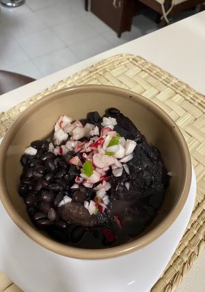 Una foto de Frijol con puerco pa’l José
