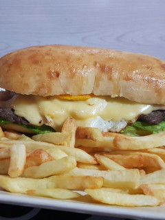 Una foto de Chivito Uruguayo con Pan Casero N°2