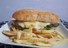 Chivito Uruguayo con Pan Casero N°2