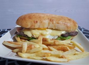 Una foto de Chivito Uruguayo con Pan Casero N°2
