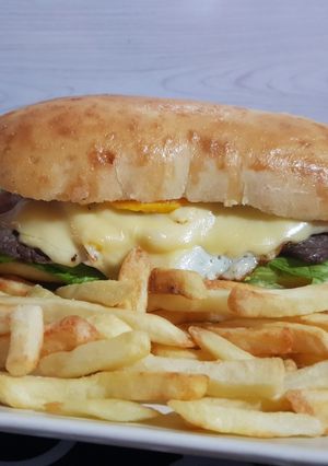 Una foto de Chivito Uruguayo con Pan Casero N°2