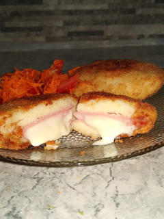 Una foto de Bombas de papa rellena de jamón y queso con ensalada 😊👍