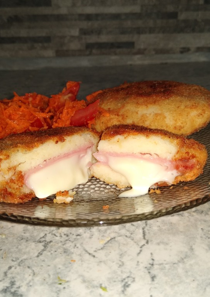Una foto de Bombas de papa rellena de jamón y queso con ensalada 😊👍