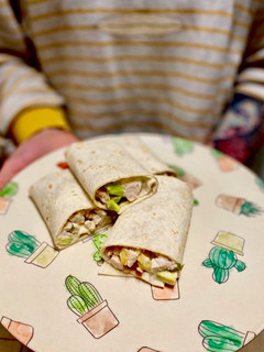 Una foto de Fajitas suaves de pollo, aguacate y pico de gallo 🥰