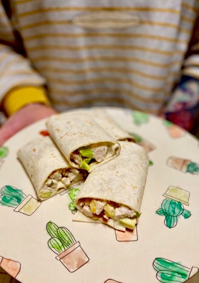 Una foto de Fajitas suaves de pollo, aguacate y pico de gallo 🥰
