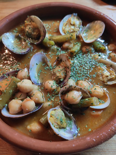Una foto de Garbanzos con almejas