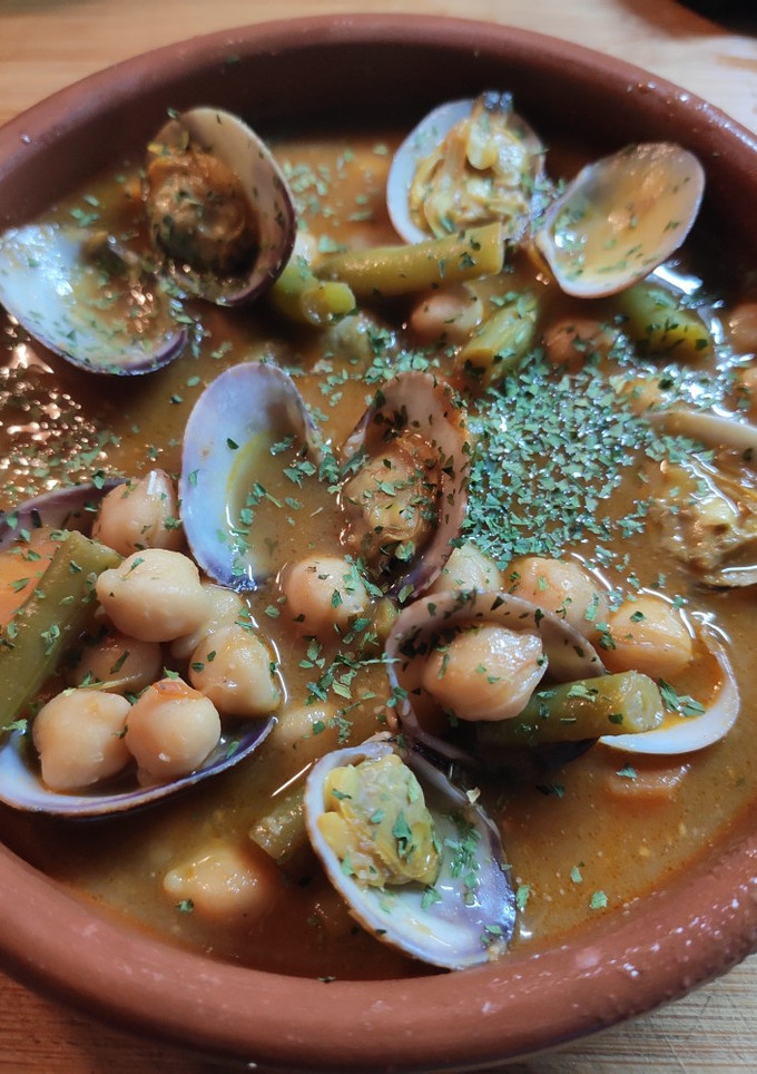 Una foto de Garbanzos con almejas