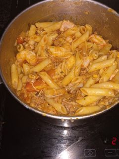 Una foto de Macarrones con cebolla 🍅y tomate frito