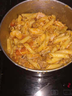 Una foto de Macarrones con cebolla 🍅y tomate frito