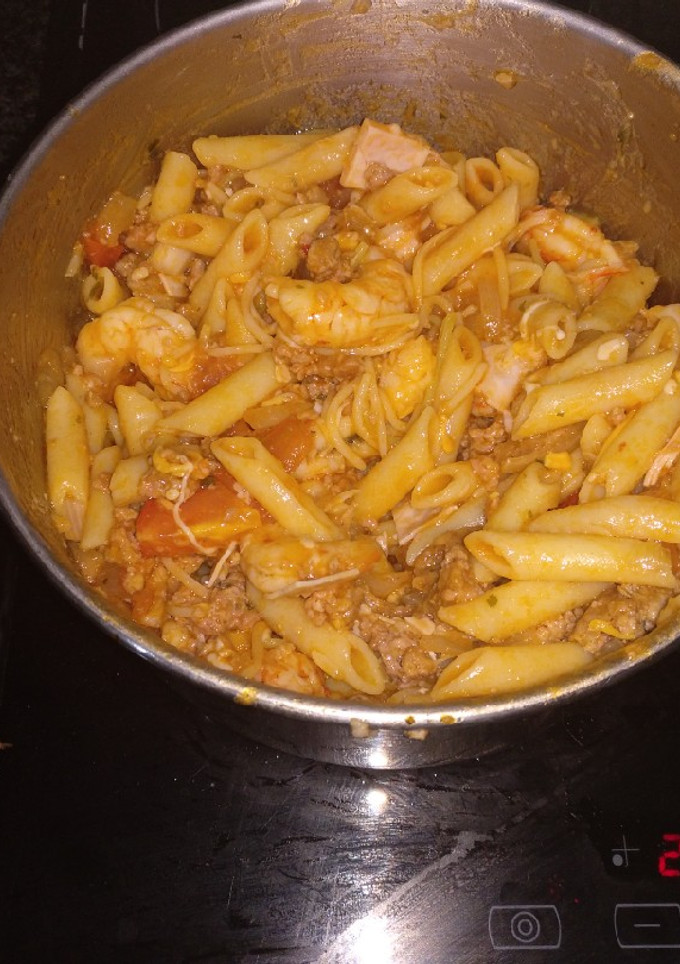 Una foto de Macarrones con cebolla 🍅y tomate frito