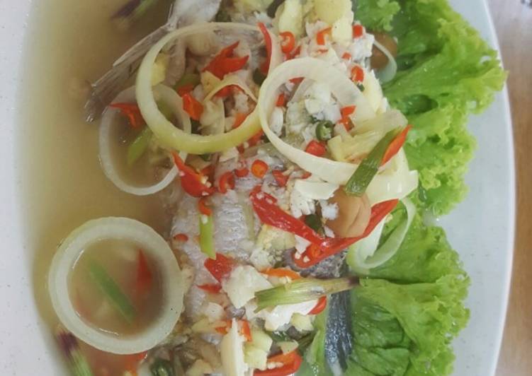 Proses meracik Thai Steamed Sea bass yang Enak Banget