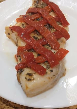 Una foto de Tintorera a la plancha con Piquillos y Pesto