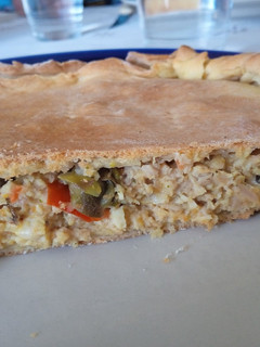 Una foto de Torta de pollo y alcaparras