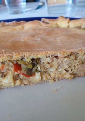 Una foto de Torta de pollo y alcaparras