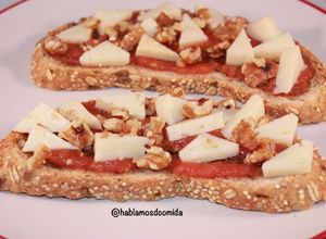 Foto principal de Tosta de tomate con queso y nueces