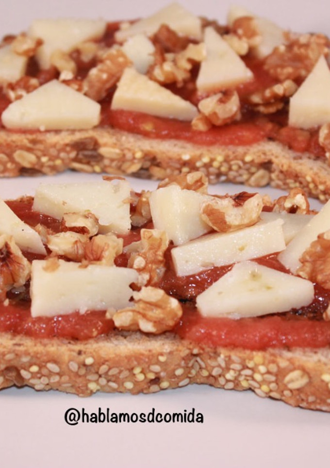 Una foto de Tosta de tomate con queso y nueces