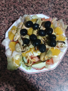 Una foto de Ensalada de naranja, mejillones y aceitunas negras