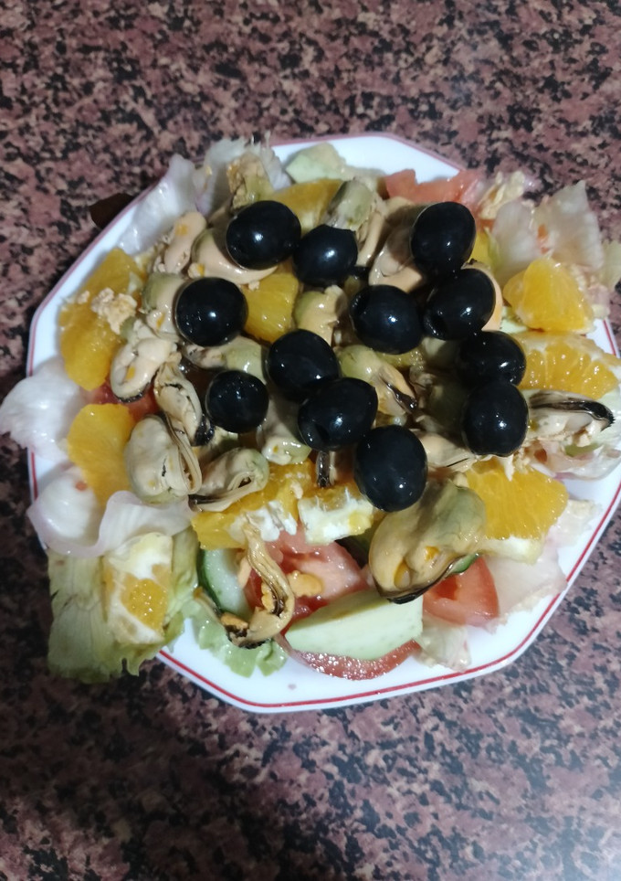 Una foto de Ensalada de naranja, mejillones y aceitunas negras